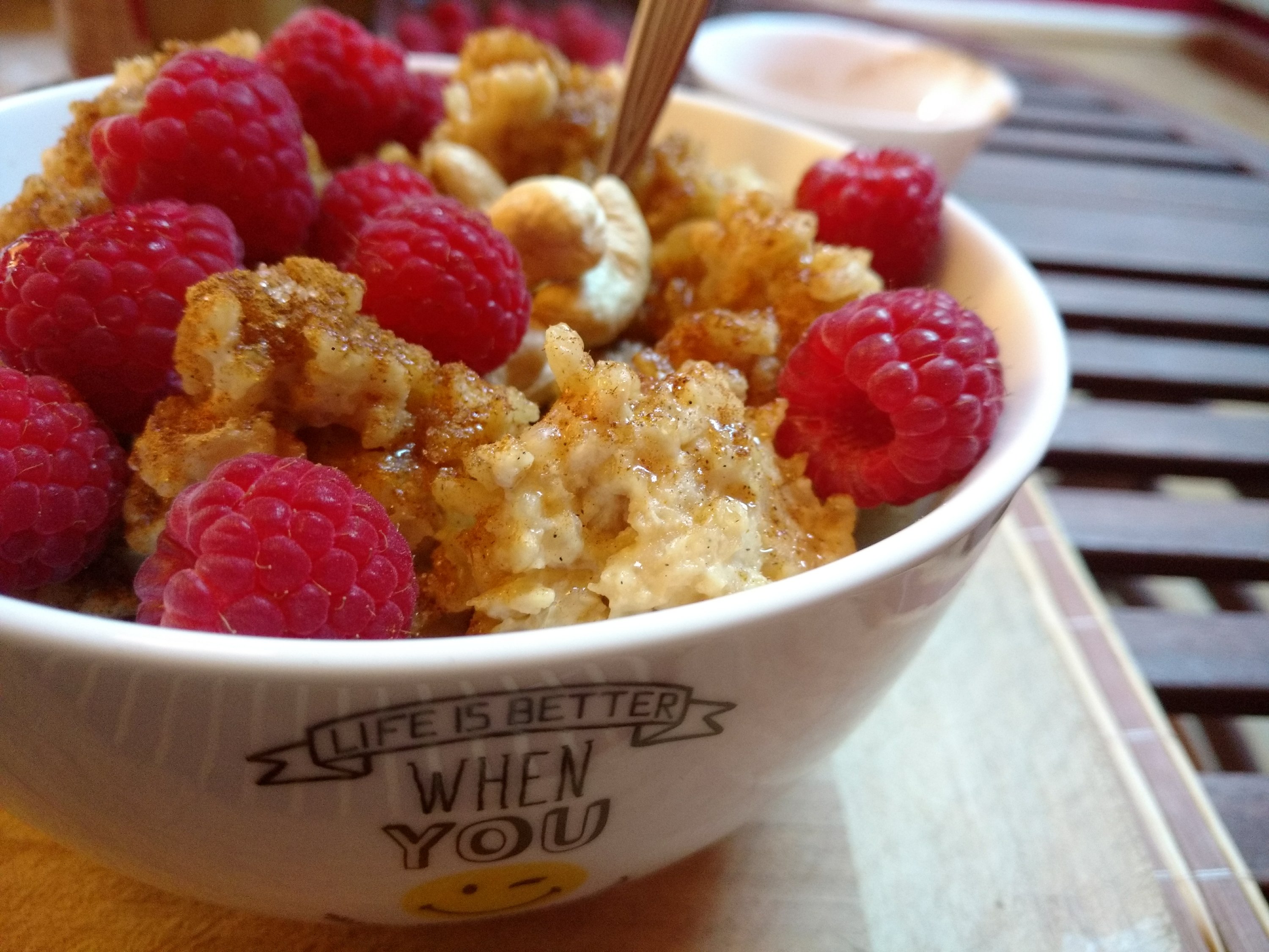 cremiger veganer Vollkornmilchreis mit Himbeeren und Zimt/Zucker-Kurkuma Mischung