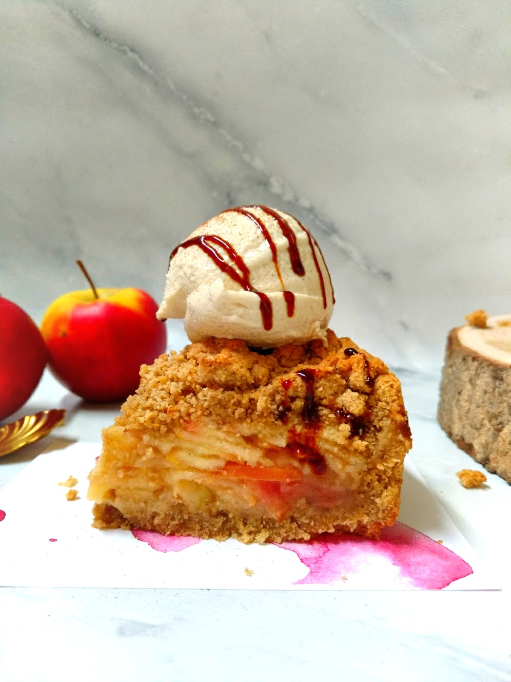 Veganer Apfelstreuselkuchen mit Haferflocken und veganem Joghurteis.