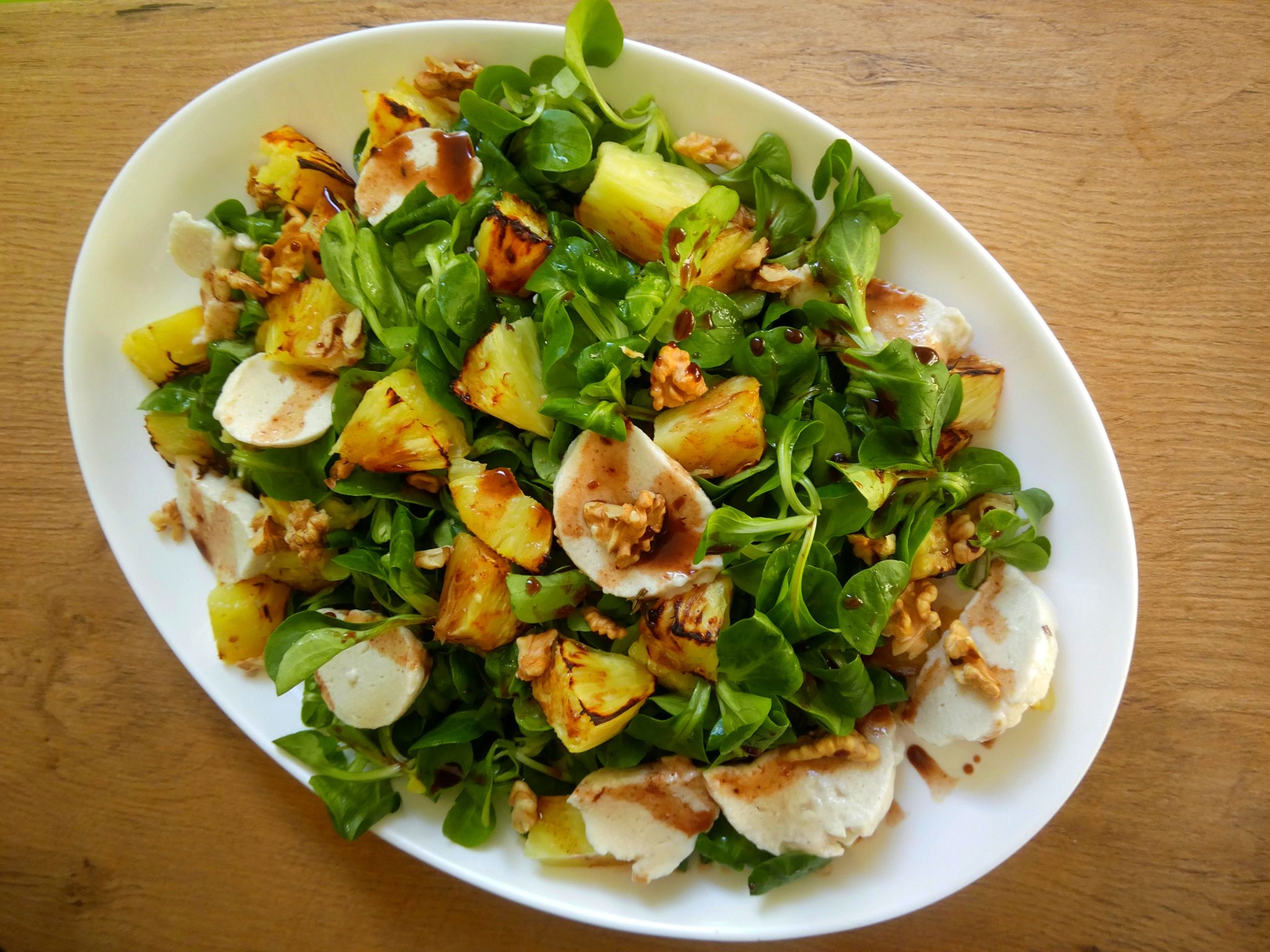 Veganer Feldsalat mit Mozzarella und gegrillter Ananas