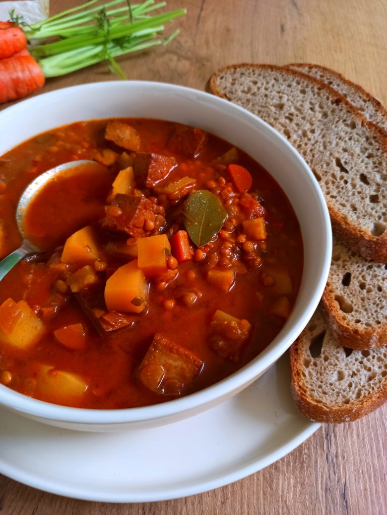 Pure Herbstgemütlichkeit. Vegane Chakalaka Linsensuppe mit Räuchertofu