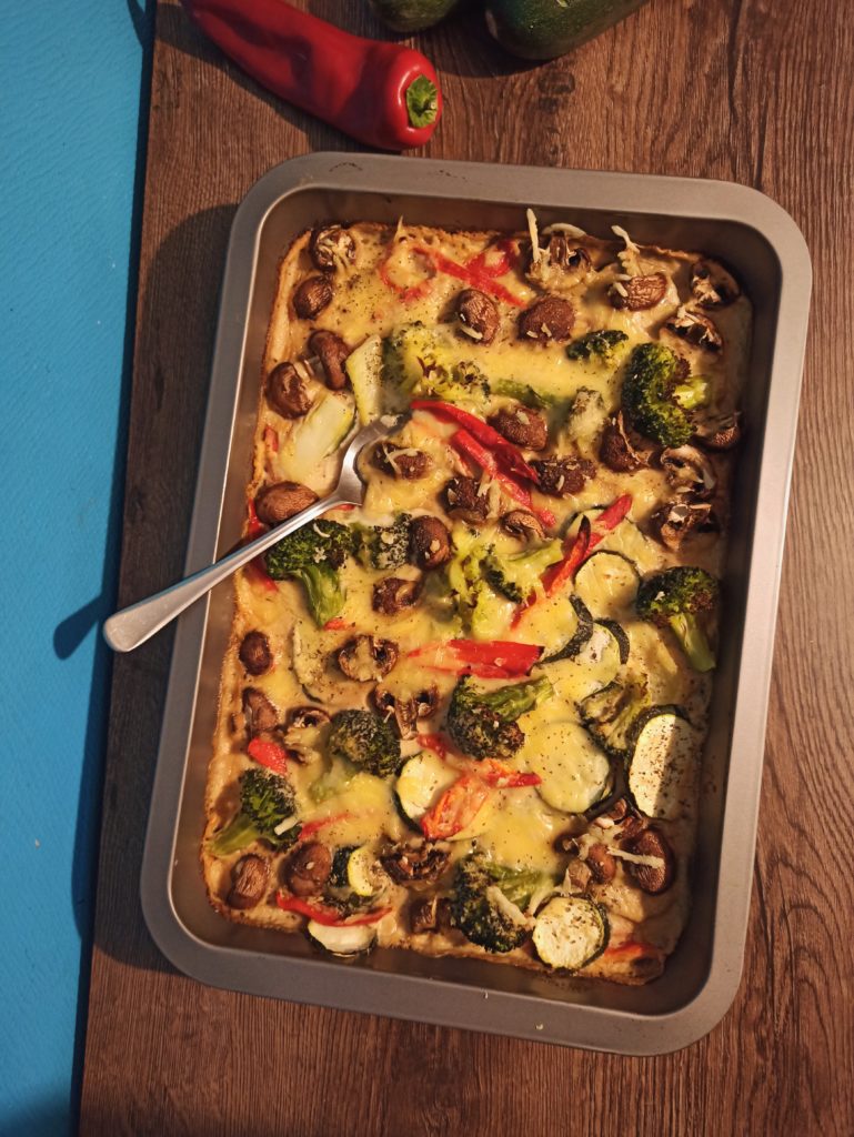 Einfache veganer Gemüseauflauf ohne Sahne, mit veganem Käse überbacken