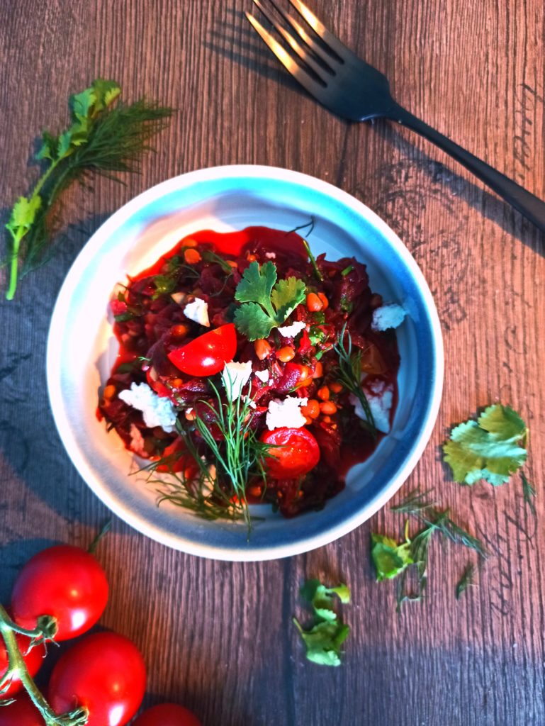 Schneller Rote Bete Salat mit Linsen, Kräutern, Cherrytomaten und veganem Feta.