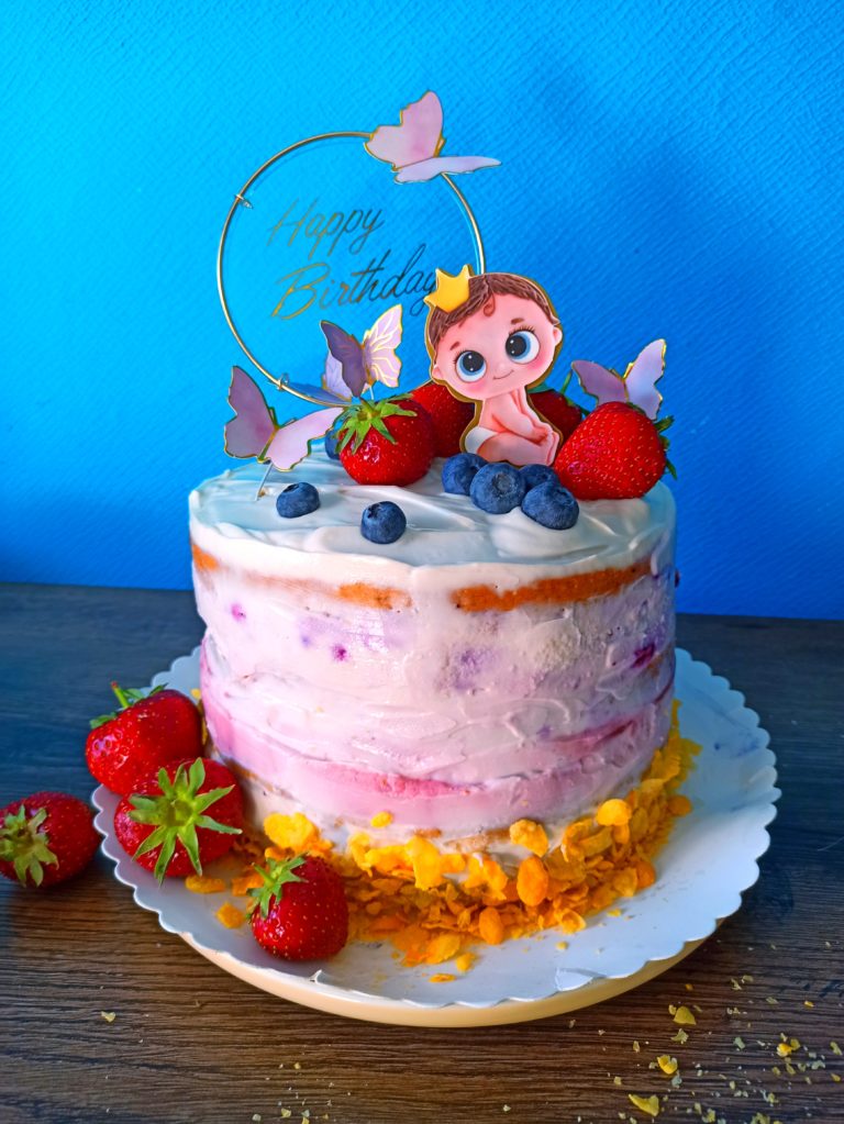 Veganer Semi Naked Cake mit Beeren und leichter Joghurtmousse