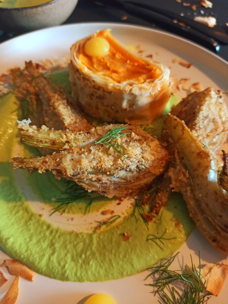 Gebackener veganer Parmesan-Fenchel auf Erbsenpüree mit Ingwer-Orangen Gel und einem Yufkateig Süßkartoffelstrudel.