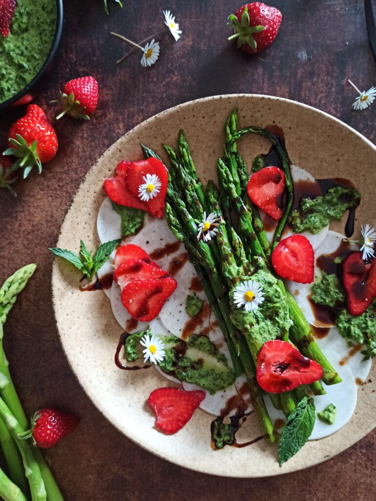 Veganes Mairübchen Carpaccio mit Erdbeeren, Balsamico und veganem grünen Spargel