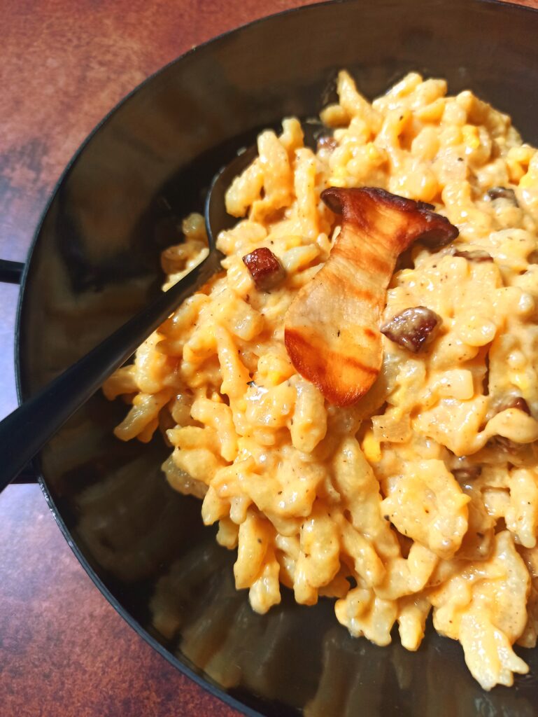 Vegane Käsespätzle mit Kräuterseitlingen und knusprigem Tofu-Speck Rezept