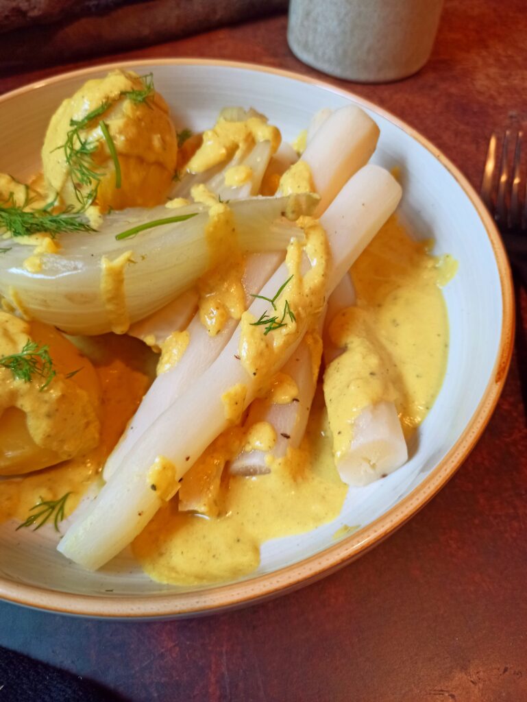 EInfaches veganes Schwarzwurzelrezept. Fenchel, Schwarzwurzeln und Kartoffeln in cremiger Tahin-Senfsauce.