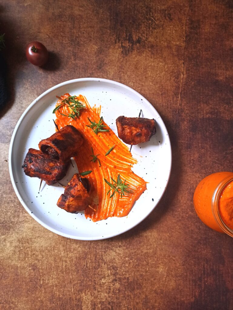 Vegane Datteln im Auberginenmantel. Einfacher veganer Ppaprika Dip mit gerösteter Spitzpaprika Rezept.