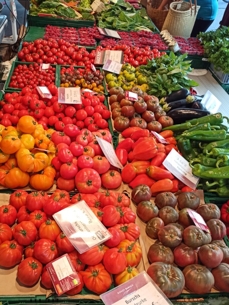 Tomatenfülle am Marktstand.