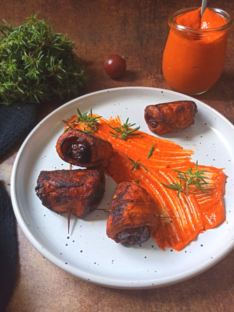 Vegane Datteln im Speckmantel und einfacher veganer Ppaprika Dip mit gerösteter Spitzpaprika Rezept.