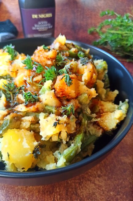 Vegane Nudeln mit Tomatensauce und Hafer-Mandel Parmesan.