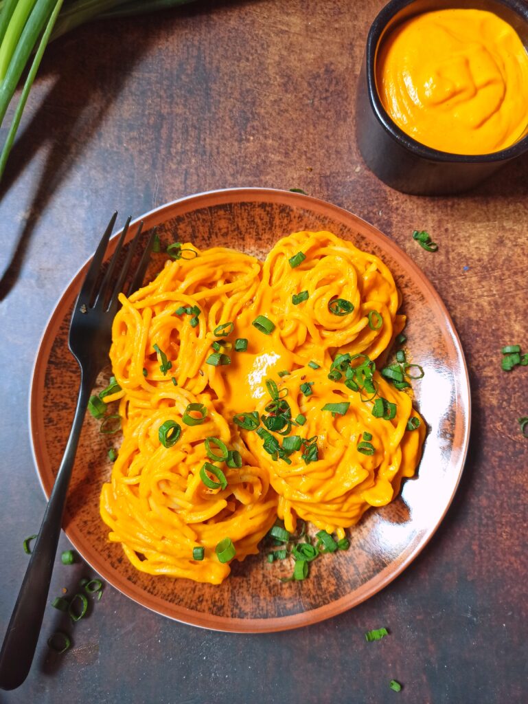 Schnelle vegane Kürbis Pasta mit gelber Spitzpaprika