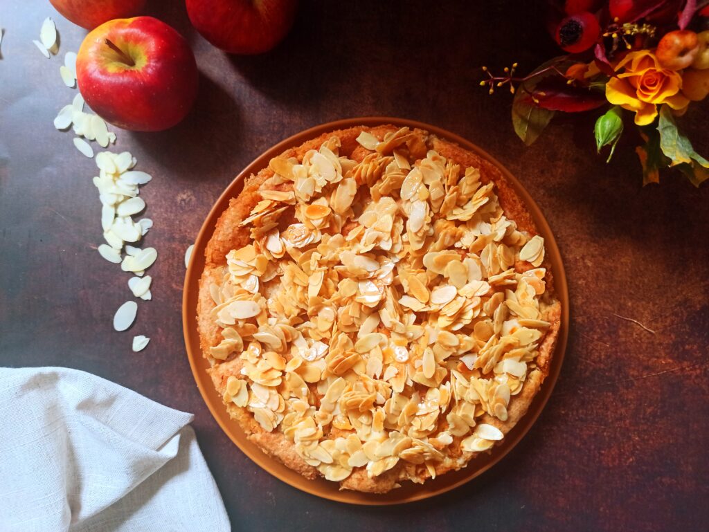 Einfacher veganer Apfelkuchen mit Rührteig und knuspriger Mandelhaube