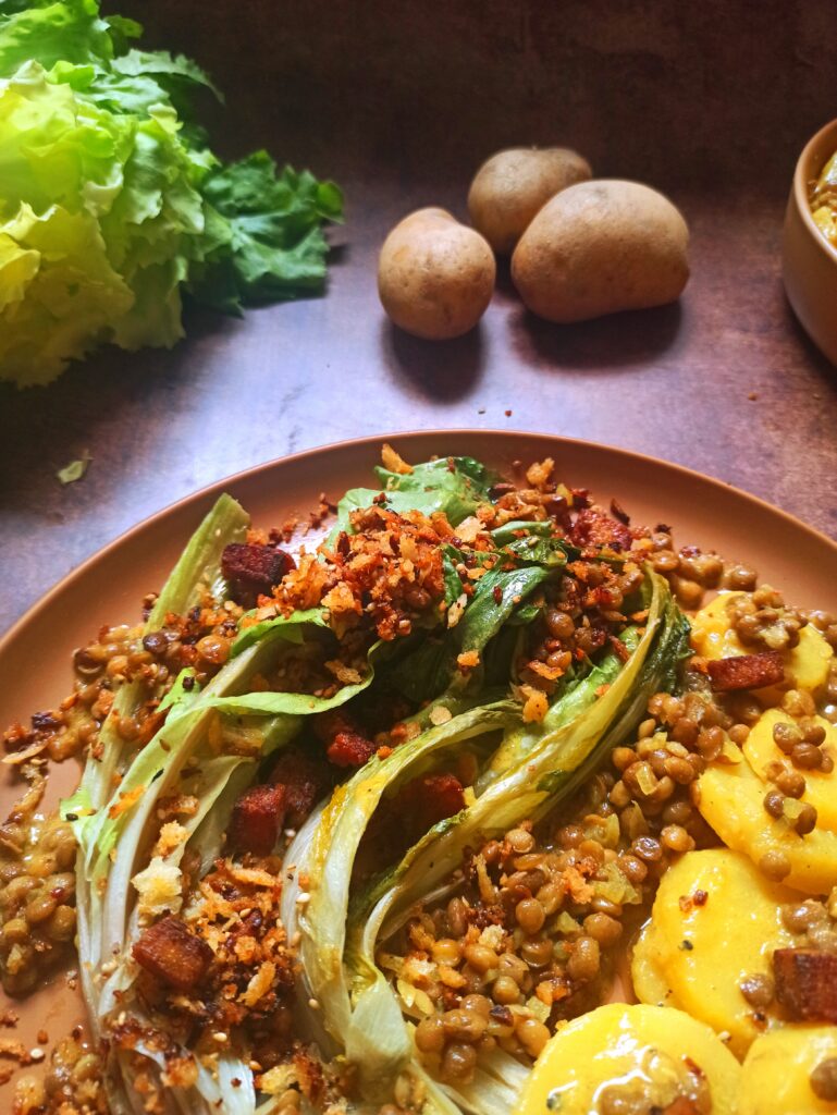 gebratener Endiviensalat mit Tofu-Speck und veganen Butterbröseln