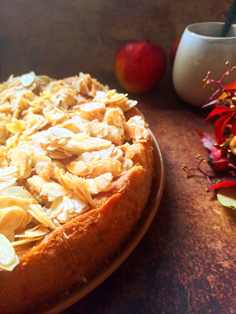 Einfacher veganer Apfelkuchen mit Rührteig und knuspriger Mandelhaube