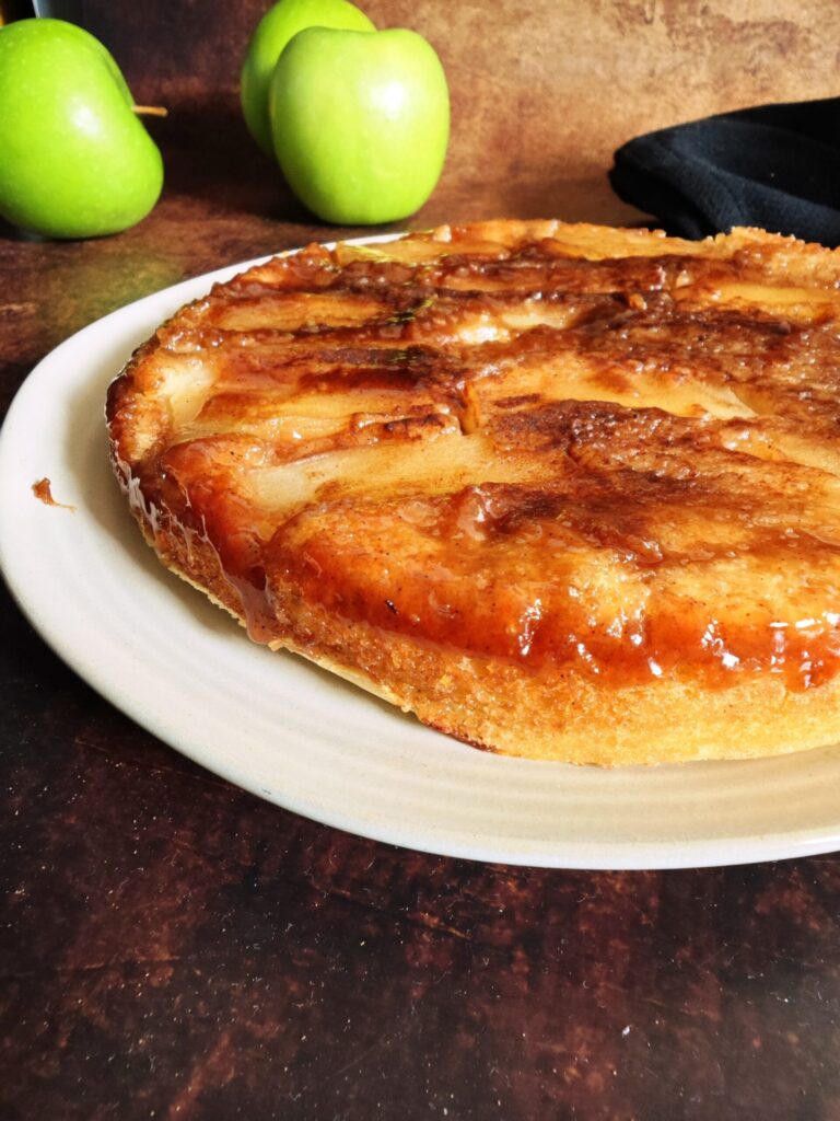 Vegane Apfel-Pfannkuchen Tarte Tatin, schnelles und einfaches Rezept.