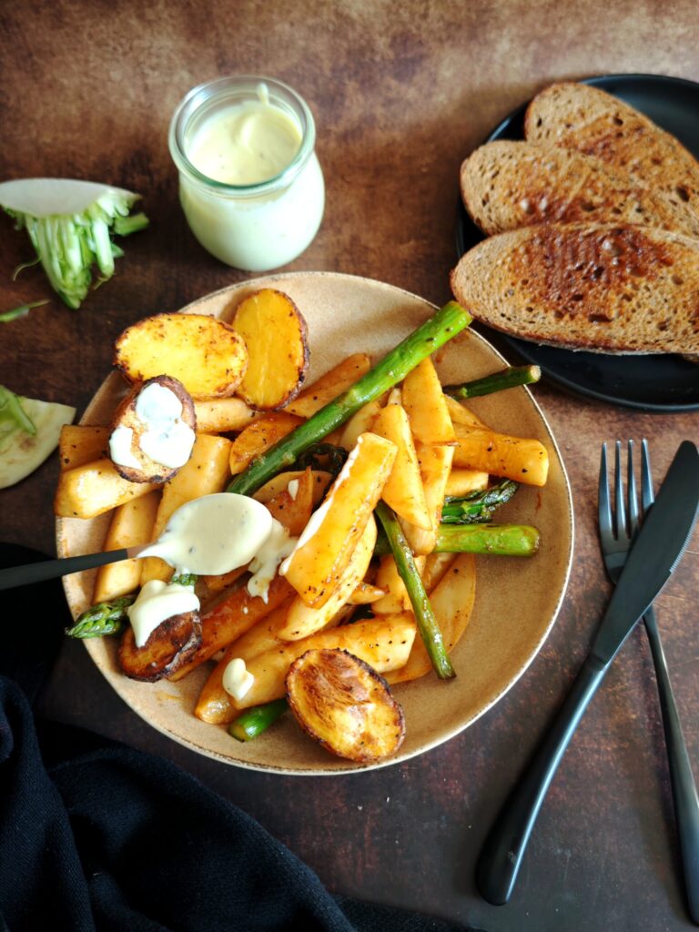 Glasierte Mairübchen, grüner Spargel und selbstgemachte vegane Aioli.