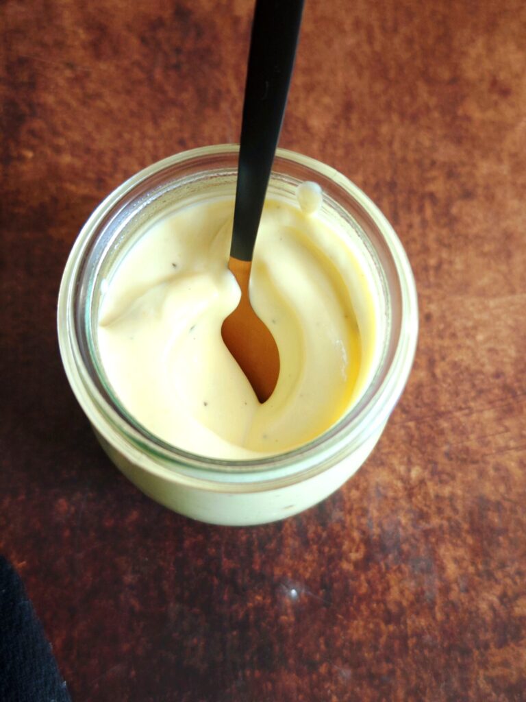 Einfach und schnell. Selbstgemachte vegane Aioli Rezept.