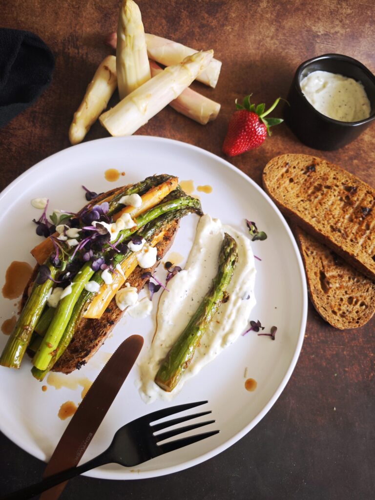 Rezept: Vegane Spargelstulle. Gebratener Spargel auf geröstetem Brot mit veganer Aioli.